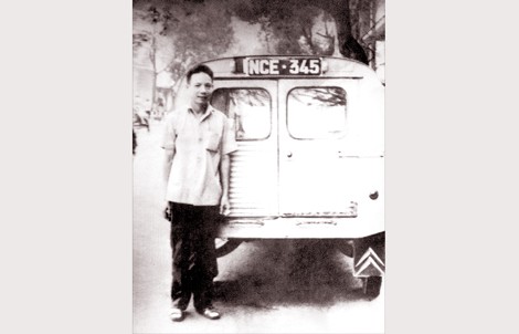 AHLLVT Trần Văn Lai lúc sinh thời bên một chiếc xe vận chuyển vũ khí đánh Dinh Độc Lập năm 1968 được chuộc về sau giải phóng.