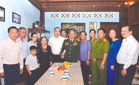 Đồng chí Nguyễn Thiện Nhân, Ủy viên Bộ Chính trị, Bí Thư Thành ủy TP Hồ Chí Minh cùng gia đình anh Trần Vũ Bình và một số nhân chứng trong một lần tham quan di tích 113A Đặng Dung.