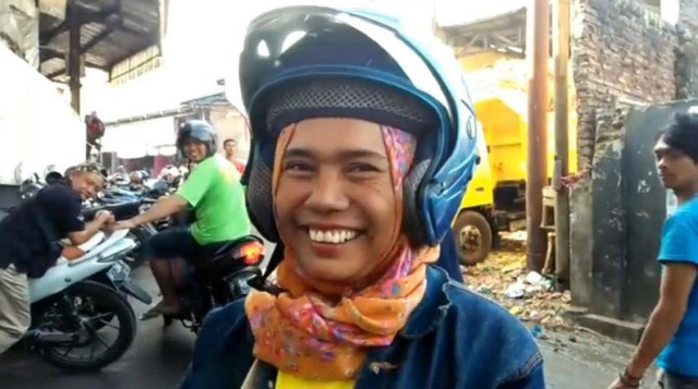 Bà mẹ vừa cười vừa nói con trai trở nên mất kiểm soát khi thiếu thuốc lá