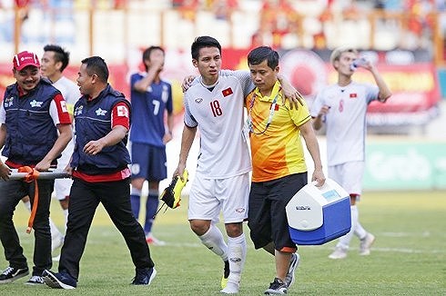 Đỗ Hùng Dũng sẽ lập tức trở về Việt Nam để điều trị chấn thương. (Ảnh: Ngọc Anh/VTC News)