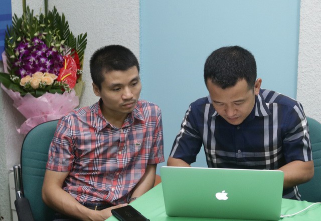 Ông Phạm Tuấn Anh (trái), Phó Tổng biên tập báo Dân trí, Phó trưởng ban Tổ chức Giải thưởng Nhân tài Đất Việt