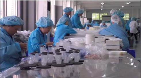 Nhiều c&ocirc;ng ty chuy&ecirc;n xuất khẩu h&agrave;ng h&oacute;a sang Hoa Kỳ đang xem x&eacute;t lại hoạt động sản xuất của họ tại Trung Quốc. (Ảnh: Reuters).