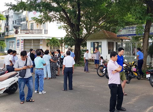 Nhiều hộ d&acirc;n cho rằng đ&atilde; mua nh&agrave; 10 năm m&agrave; chưa nhận được sổ đỏ.