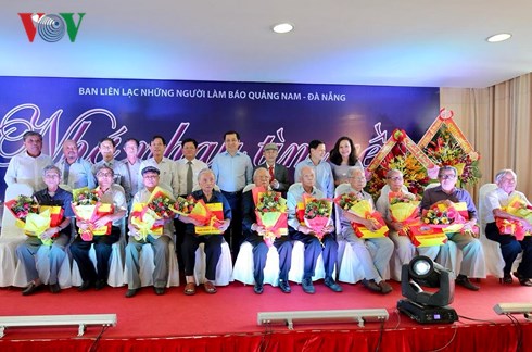 Lãnh đạo thành phố Đà Nẵng, tỉnh Quảng Nam tặng hoa, quà mừng thọ các nhà báo lão thành trên 80 tuổi.