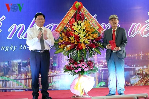 Ông Võ Công Trí- Phó Bí thư Thường trực Thành ủy Đà Nẵng tặng hoa đại diện những người làm báo Quảng Nam - Đà Nẵng.