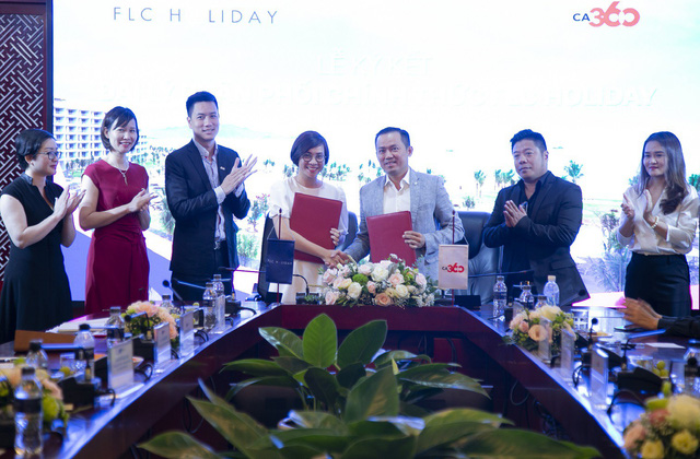 Ngày 23/8, tại Văn phòng Tập đoàn FLC, FLC Holiday đã kí kết hợp tác với Công ty CA360, thành viên thuộc Tập đoàn CMG.ASIA, doanh nghiệp hàng đầu Việt Nam về các dịch vụ chăm sóc sức khỏe, giải trí và phong cách sống sở hữu nhiều thương hiệu nổi tiếng như California Fitness & Yoga Centers, California Centuryon cùng hơn 30 câu lạc bộ trên toàn quốc.  Theo nội dung kí kết, CA360 sẽ trở thành đại lý phân phối chính thức của FLC Holiday, có quyền tư vấn, thỏa thuận để cung cấp các sản phẩm sở hữu kỳ nghỉ của FLC Holiday đến các khách hàng có nhu cầu trên thị trường.  Phát biểu tại buổi lễ, bà Bùi Hải Huyền, Phó Tổng giám đốc Tập đoàn FLC kiêm Chủ tịch HĐQT Công ty TNHH Kinh doanh dịch vụ nghỉ dưỡng FLC (FLC Holiday) nhấn mạnh: “Với uy tín thị trường đã được khẳng định cùng hệ thống kinh doanh đa dạng, rộng khắp, FLC Holiday tin tưởng CA360 sẽ trở thành đối tác tiềm năng, đồng hành cùng FLC Holiday, giúp cộng đồng du lịch Việt Nam dễ dàng tiếp cận với mô hình Sở hữu kỳ nghỉ.”  Qua sự hợp tác chiến lược với FLC Holiday, CA360 – CMG.ASIA tiếp tục giữ vững cam kết trong suốt 10 năm qua mang lại những dịch vụ tốt nhất, hài lòng nhất cho người dân Việt Nam với tôn chỉ “Làm cho cuộc sống tốt đẹp hơn – Making life better”.