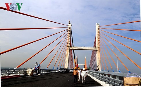Các phương tiện có thể lưu thông qua cầu Bạch Đằng từ 13h ngày 1/9.