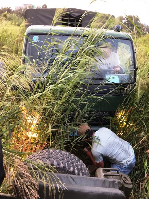 Lực lượng công an phải dùng đến xe jeep và xe tải hỗ trợ vào cày đám cỏ sậy nhưng vẫn không tìm thấy đối tượng...