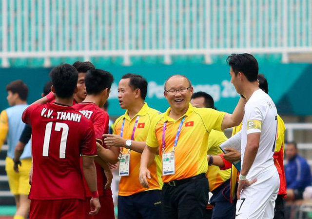 Thầy Park đã phát hiện ra Son Heung Min và xoa đầu cầu thủ này