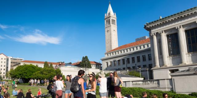 Đại học California tại Berkeley cũng không kém cạnh là bao khi trả giáo sư 146.987 USD/ năm.