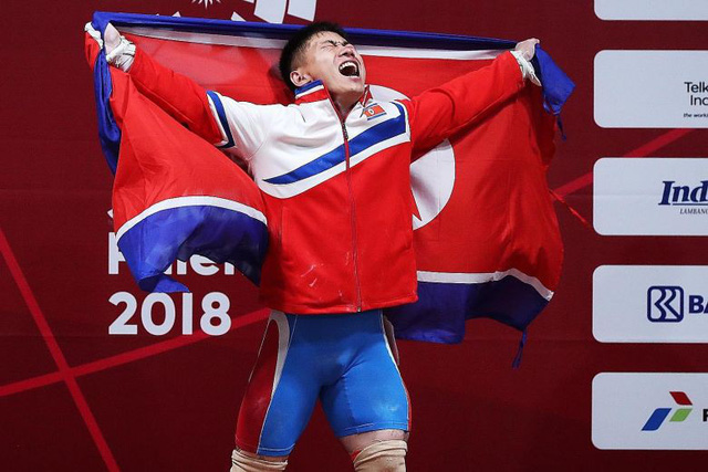 Vận động viên cử tạ O Kang Chol giành huy chương vàng tại ASIAD 2018. (Ảnh: EPA)