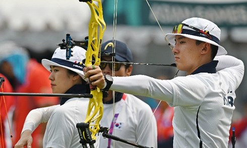 So Chaewon (trái) và Choi Yonghee (phải) lập KLTG nội dung cũng ba dây 50 mét hỗn hợp. (Ảnh: Antara)
