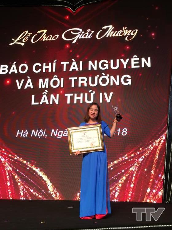 Nhà Báo Nguyễn Minh Thúy đại diện nhóm tác giả nhận giải thưởng Báo chí Tài nguyên và Môi trường lần thứ IV