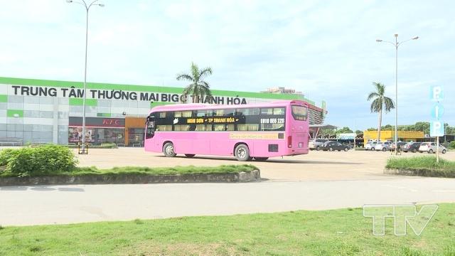 Một số nh&agrave; xe c&oacute; biểu hiện đối ph&oacute; bằng c&aacute;ch đỗ v&agrave;o khu vực đậu đỗ của kh&aacute;ch sạn hoặc b&atilde;i đậu xe của si&ecirc;u thị BigC rồi cho lơ xe ra ngo&agrave;i đ&oacute;n dẫn kh&aacute;ch l&ecirc;n xe.