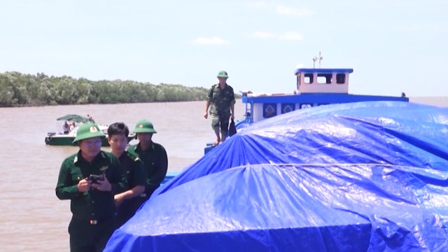 Bắt giữ sà lan chở gần 500 tấn phân bón không rõ nguồn gốc