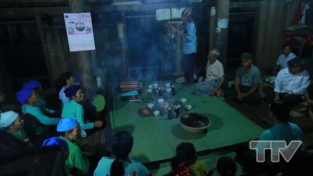 Một buổi sinh hoạt cộng đồng của người dân xã Thiết Ống, huyện Bá Thước. Thầy mo đã tái hiện một bài cúng trong bộ sử thi “ Đẻ đất đẻ nước” theo đúng phong tục của người Mường.