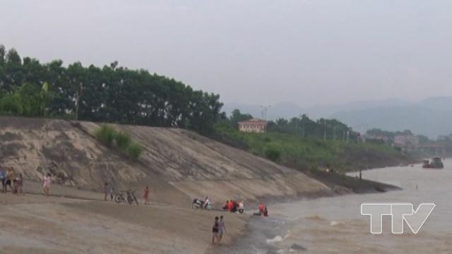 Bất chấp Thủy điện Hòa Bình xả lũ, người dân vẫn đi tắm sông Đà