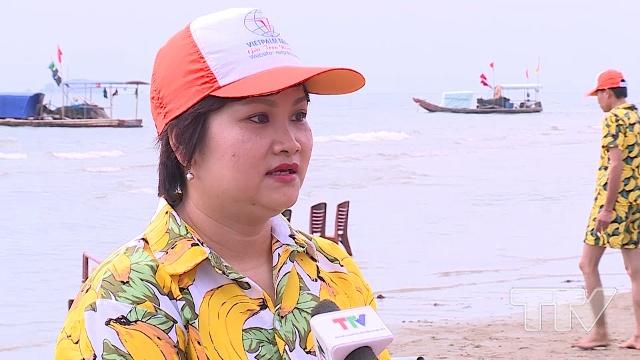 Chị Vũ Phương Thanh - Du khách Hà Nội: Mình ở đây và có tắm đây nhiều, tắm bãi này rất thích vì sóng vừa phải, nền cát chắc, tạo cảm giác an toàn, tuy nhiên các lực lượng chức năng, cứu hộ thì mình chưa nhìn thấy bao giờ, chỉ có một vài ngư dân, họ đi họ xem xét nhắc nhở chỗ này sâu thôi.