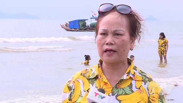 Bà Nguyễn Thị Dậu - Du khách Hà Nội: Dù bãi biển ở đây tắm thích nhưng tôi đề nghị chính quyền địa phương cần quan tâm, tăng cường lực lượng chức năng để đảm bảo cho du khách.