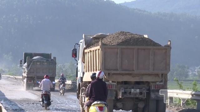Hàng ngày có một lượng lớn xe tải trọng lưu thông trên QL513 Nghi Sơn, khiến con đường này dù mới được tu sửa nhưng đã có nhiều đoạn xuống cấp nghiêm trọng, gây mất ATGT.
