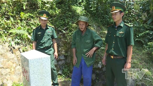 Đã thành lệ, cứ 1 tháng 1 lần, già làng Lương Đại Thêm lại cùng cán bộ chiến sỹ Đồn Biên phòng Yên Khương, huyện Lang Chánh đi tuần tra, kiểm tra tại các cột mốc biên giới.