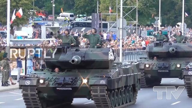 Được coi là lễ diễu binh, diễu hành lớn nhất kể từ năm 1989, Ba Lan đã phô diễn sức mạnh quân sự với sự tham gia của hơn 100 máy bay chiến đấu và lên thẳng các loại, hơn 200 xe vận tải quân sự.