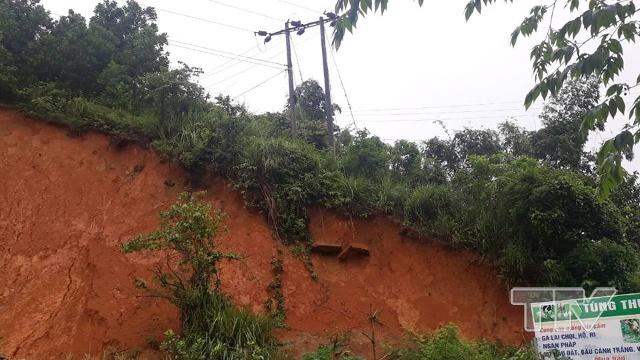  Các hộ dân cho biết : khu vực khu vực giáp rang làng Cạy và làng Giàng, xã Trí Nang đã từng xảy ra sạt trượt, lở đất.