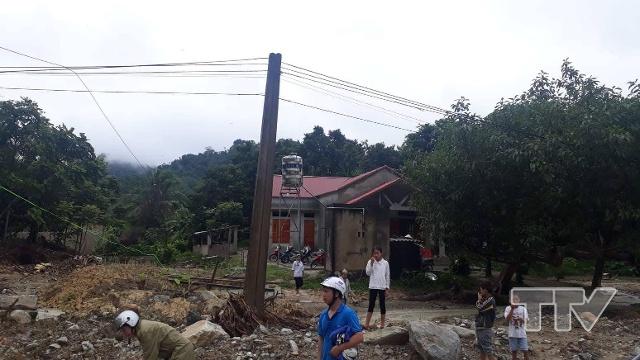 Tại Làng Hắc, xã Trí Nang, nơi xảy ra lũ ống do ảnh hưởng bão số 3 cuối tháng 7 vừa qua làm 4 người chết, hiện vẫn còn 6 ngôi nhà của các hộ dân đang trong khu vực có nguy cơ cao về lũ ống, lũ quét và sạt lở đất