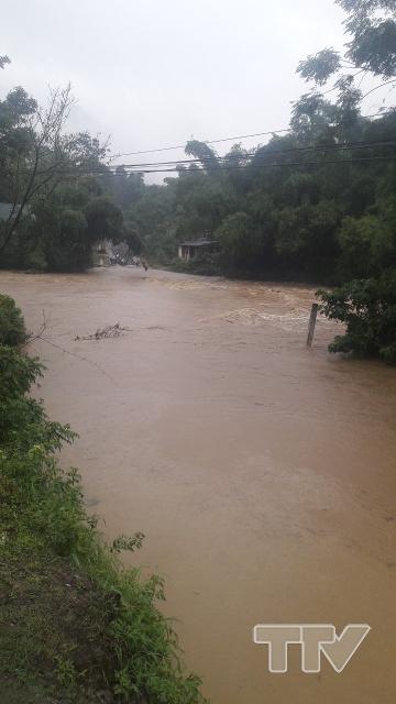 Quốc lộ 15 đoạn qua đường tràn làng Cha, xã Thiết Kế, huyện Bá Thước bị ngập sâu 2m.