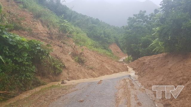 Quốc lộ số 47 (km24+300) đoạn qua xã Bát Mọt, huyện Thường Xuân bị sạt lở gây tắc đường.