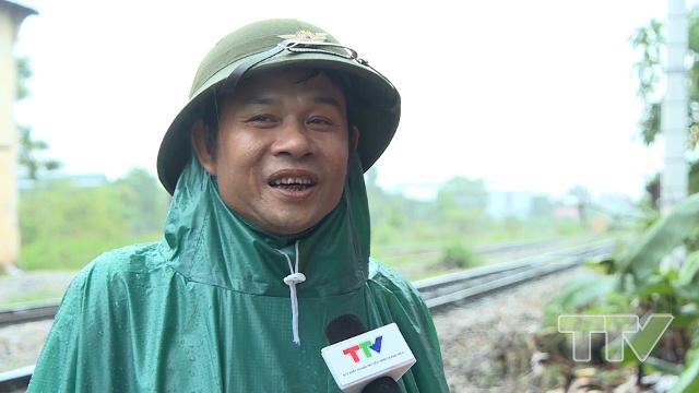 &Ocirc;ng L&ecirc; Đ&igrave;nh Quế - Tổ tuần đường cung đường H&agrave;m Rồng: Trong 26 năm đi tuần, kỉ niệm nhớ nhất của t&ocirc;i l&agrave; khi chuẩn bị c&oacute; t&agrave;u Thanh H&oacute;a 2 v&agrave;o, buổi chiều t&ocirc;i đi đến đấy th&igrave; một người đứng tr&ecirc;n đường sắt, t&ocirc;i x&ocirc; được họ ra, sau đ&oacute; th&igrave; t&agrave;u đến lu&ocirc;n. T&ocirc;i đi được 200m th&igrave; thấy người đ&oacute; bị chết. &Aacute;m ảnh của m&igrave;nh đ&aacute;ng lẽ m&igrave;nh x&ocirc; người ta ra xa ch&uacute;t nữa chắc người ta kh&ocirc;ng chết.