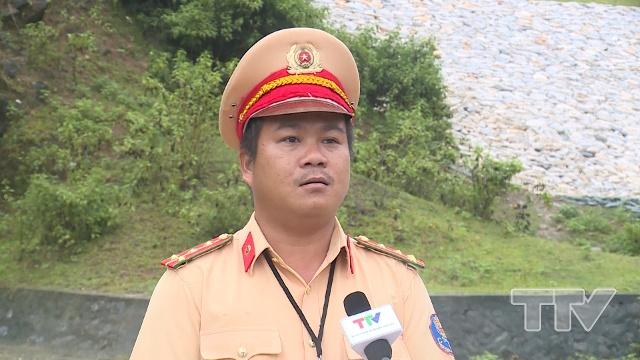 Đại úy Bùi Trung Kiên - Đội phó đội CSGT số 3, phòng CSGT Công an tỉnh: Chúng tôi đã triển khai kế hoạch của phòng, tổ chức tuân tra trên đường trước, trong và sau bão số 4 để cảnh báo, hướng dẫn giao thông, chuẩn bị các phương tiện ứng cứu khi có tình huống, sự cố sạt lở xảy ra.