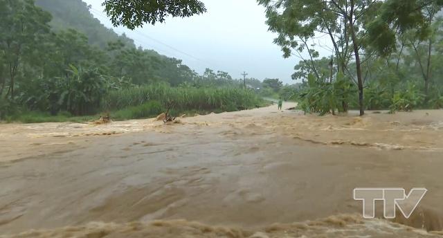 Nhiều điểm tuyến đường Quốc lộ, tỉnh lộ, đường huyện, đường xã bị chia cắt do ngập lụt cục bộ, có nơi nước ngập sâu từ 1m đến 2m