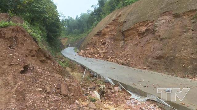 Sạt lở đất đá trên tuyến đường liên thôn, từ thôn 10 lên thôn Muốn của xã Điền Quang, Bá Thước.