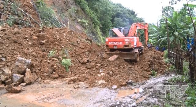 huyện Quan Hóa đã và đang huy động lực lượng, máy móc nhanh chóng giải phóng đất đá để thông đường, tạo điều kiện cho công tác cứu hộ, cứu trợ.