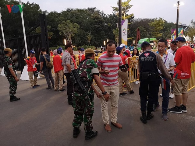 An ninh được thắt chặt nhằm đảm bảo an toàn cho lễ khai mạc ASIAD 2018, nhất là khi Indonesia vừa trải qua vụ khủng bố cách đây 3 tháng, khiến 13 người thiệt mạng.
