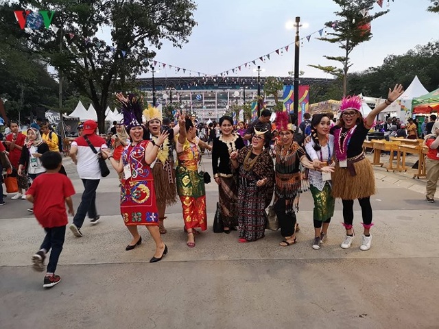 Những sắc màu văn hóa Indonesia thu hút sự quan tâm đặc biệt của cánh phóng viên quốc tế.