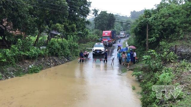 tình trạng sạt lở, ngập lụt, ách tắc, giao thông cô lập tại nhiều truyến đường của các huyện miền núi do ảnh hưởng của cơn bão số 4