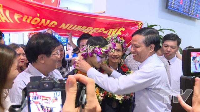 Gia đình, thầy cô đón Minh Trung trở về trong niềm vui chiến thắng