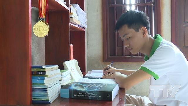  Cao Anh bên góc học tập đơn sơ nhưng đầy kỷ niệm tại gai đình mình ở Dân Lực, Triệu Sơn
