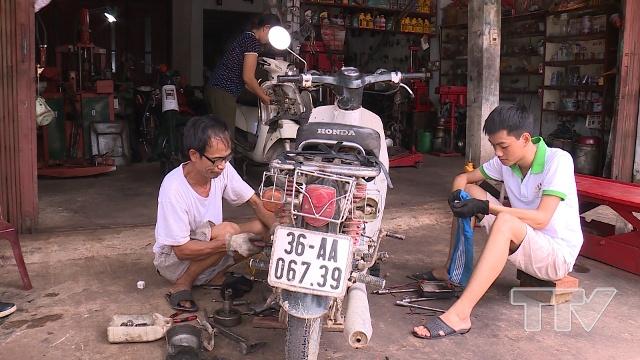 Cao Anh và bố sửa xe cho khách 
