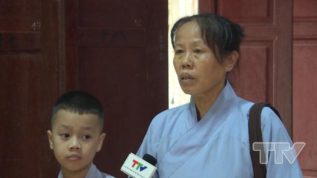 Bà Nguyễn Thị Thứ, thị trấn Lam Sơn, huyện Thọ Xuân, thành phố Thanh Hóa: Tôi thường cho cháu đi cùng trong những ngày này để thông qua đó dạy con cháu đạo lý uống nước nhớ nguồn, sự hiếu kính đối ông bà cha mẹ.