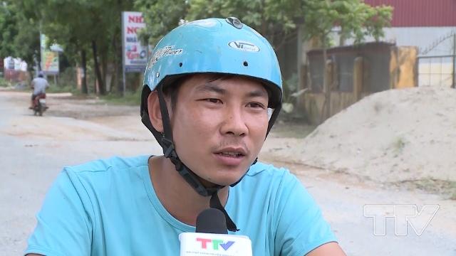 &Ocirc;ng L&ecirc; Văn Thủy - Thị trấn huyện Thọ Xu&acirc;n: Mỗi lần xe chở đất, c&aacute;t đi qua l&agrave; bụi bay m&ugrave; mịt g&acirc;y &ocirc; nhiễm m&ocirc;i trường cho người d&acirc;n v&agrave; nguy hiểm cho người tham gia giao th&ocirc;ng, xe đi nhiều nhất l&agrave; ban đ&ecirc;m từ 1 đến 2 giờ s&aacute;ng.
