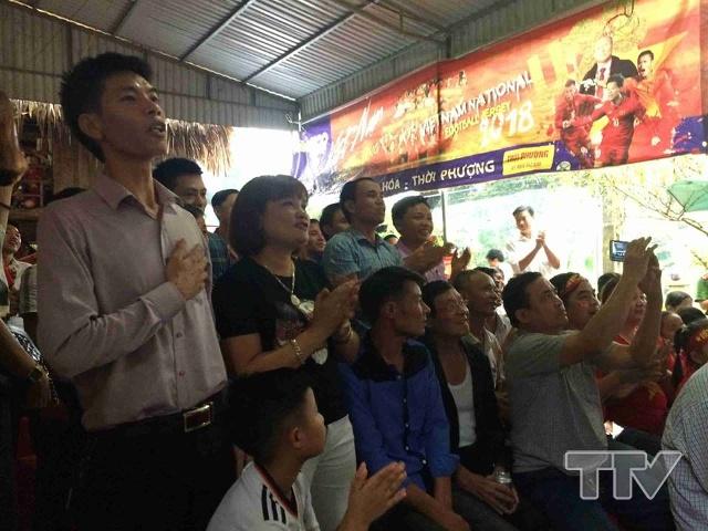 Các cổ động viên cùng hát vang Quốc ca Việt Nam trước khi bước vào trận đấu