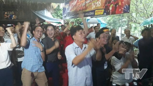 Các cổ động viên vui mừng với bàn thắng đầu tiên của đội tuyển Olympic Việt Nam
