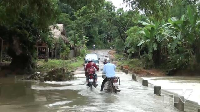 Trên địa bàn huyện Bá Thước có mưa lớn, nước dâng nhanh, khiến Quốc lộ 15A đoạn suối làng Cha, thuộc địa phận xã Thiết Kế, huyện Bá Thước bị ngập sâu.