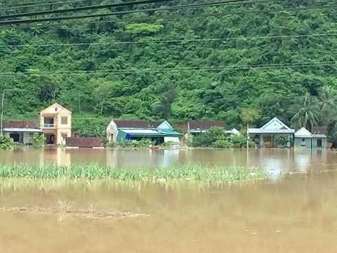 Nhiều nhà dân ngập sâu trong nước vì nước thượng nguồn đổ về.