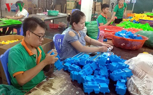 Sản xuất và lắp ráp đồ chơi trẻ em tại Công ty CP Đồ chơi An toàn Việt.