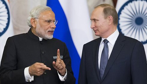Thủ tướng Ấn Độ Narendra Modi v&agrave; Tổng thống Nga Vladimir Putin chứng kiến buổi k&yacute; kết c&aacute;c thỏa thuận quốc ph&ograve;ng năm 2015. Ảnh: Reuters.
