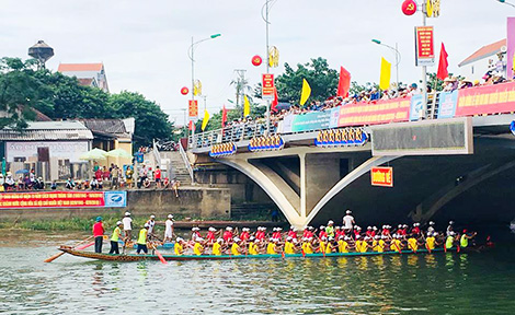 Hàng vạn người theo dõi, cổ vũ lễ hội đua thuyền ở Lệ Thủy, Quảng Bình sáng 2-9-2018.